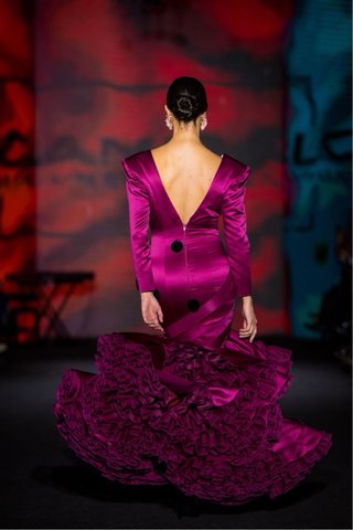 Traje de flamenca morado con lunares negros
