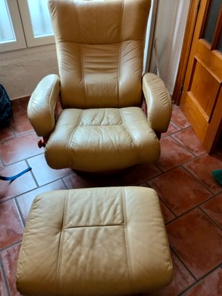 Sillón Relax Cuero Beige con Reposapiés
