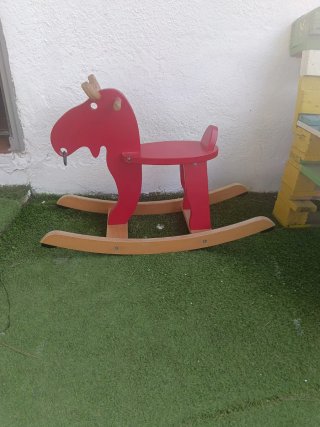 Caballito balancín rojo para niños