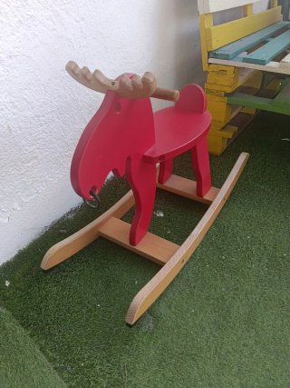 Caballito balancín rojo para niños