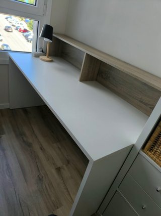 Escritorio blanco con estantería