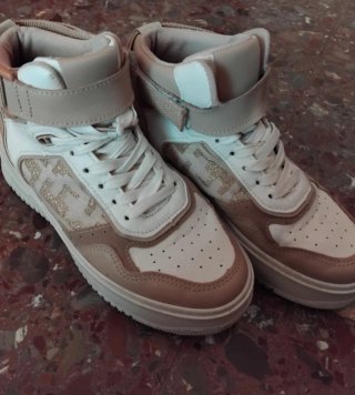 Zapatillas Deportivas Beige y Blancas