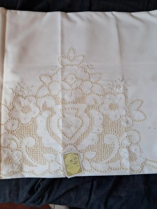 Sábana y almohadón beige con bordados
