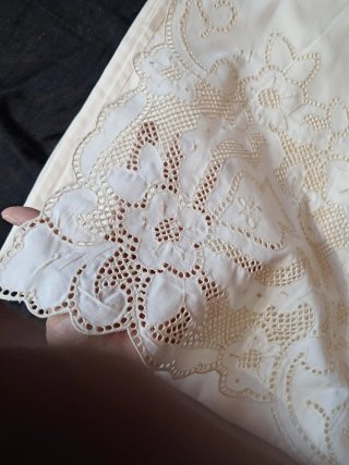 Sábana y almohadón beige con bordados