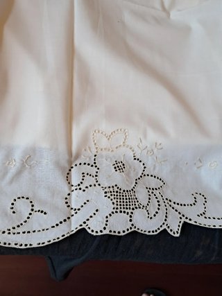 Sábana y almohadón beige con bordados