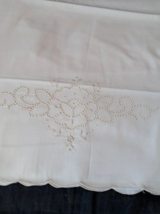 Sábana y almohadón beige con bordados