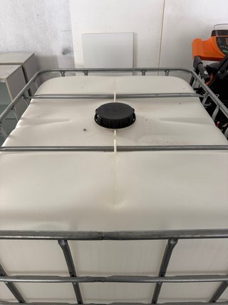 Depósito Agua Plástico 1000L con Jaula