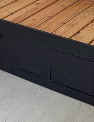 Cama Ikea negra con cajones