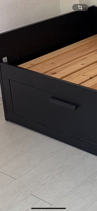 Cama Ikea negra con cajones
