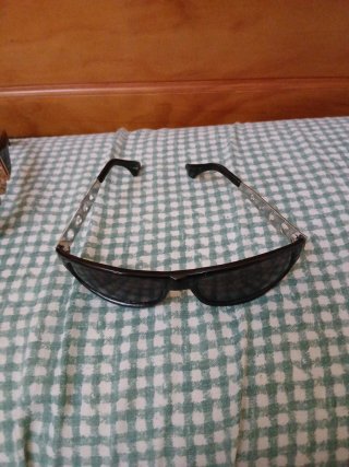 Gafas de sol negras y plateadas