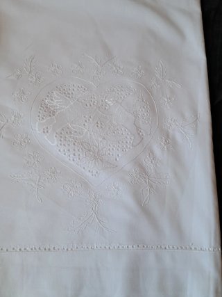 Sábana y almohadón blancas con Bordado de Corazón