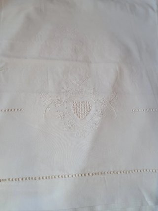 Sábana y almohadón blancas con Bordado de Corazón