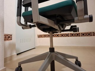 Silla de oficina Steelcase verde y negra