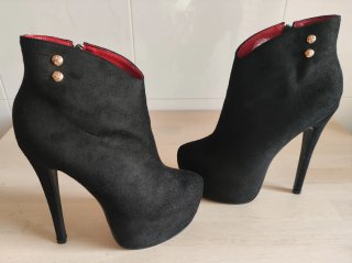 Botines de tacón muy alto, color negro, de ante.