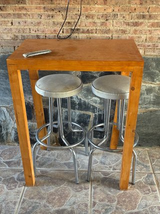 Mesa Alta con 2 Banquetas