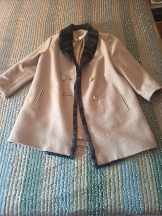 Abrigo beige con detalles negros
