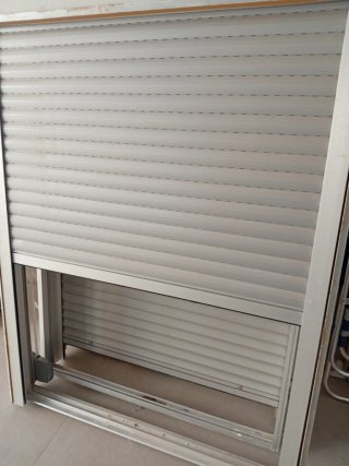 3 Ventanas y persiana de Aluminio con Cajón