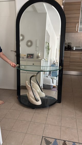 Entradita de cristal y madera negra