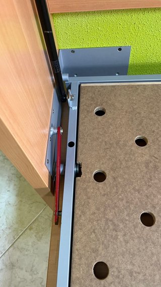 Cama abatible con estanterías