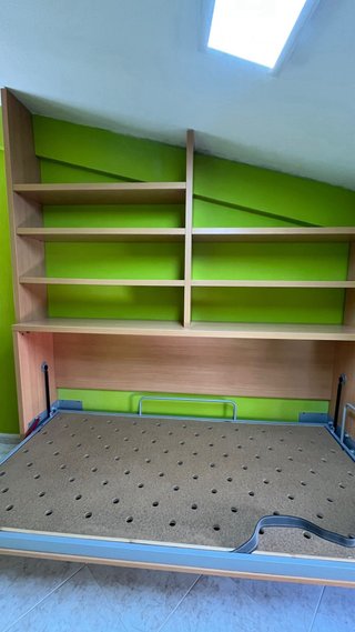 Cama abatible con estanterías