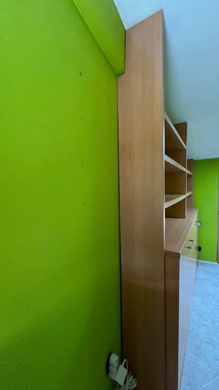 Cama abatible con estanterías