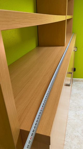 Cama abatible con estanterías