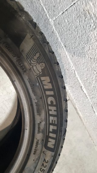 80€ 2 Neumáticos Invierno Michelin 225 55 R17