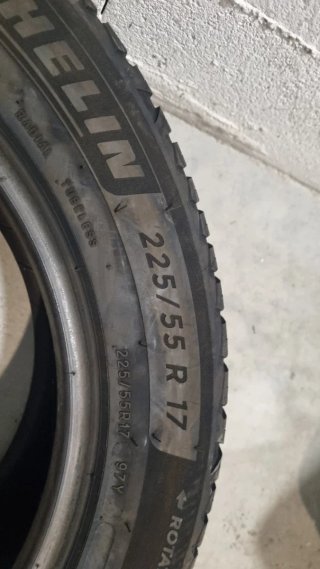 80€ 2 Neumáticos Invierno Michelin 225 55 R17