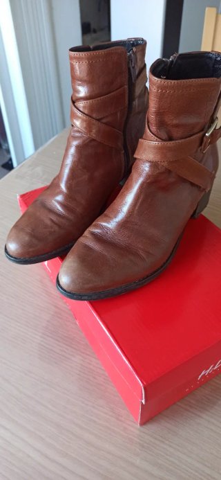 Botines de piel. marrones