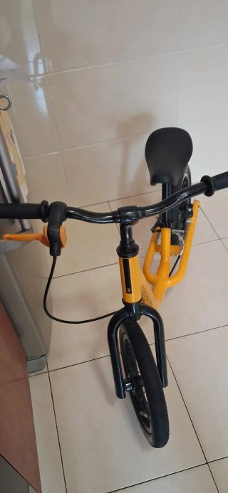 Bicicleta sin pedales Btwin 12 amarilla
