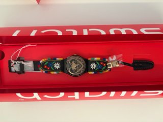 Reloj Swatch Negro Corazón Dorado GB285