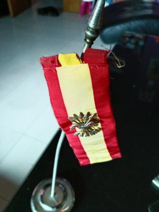 Bandera Antigua con Mástil e Insignia