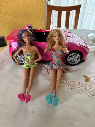 Set de 2 Muñecas Barbie con Coche