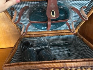 Cesta de picnic de mimbre con menaje