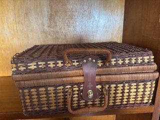 Cesta de picnic de mimbre con menaje
