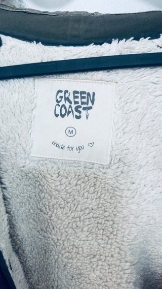 Abrigo verde con capucha y pelo