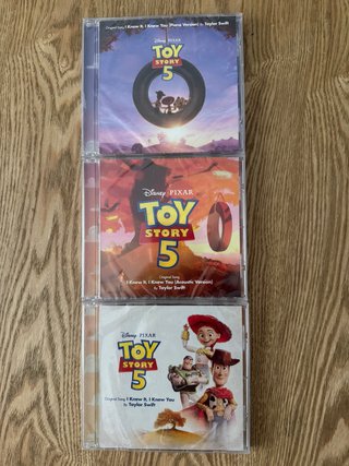 CDs Toy Story y Taylor Swift I Knew It, I Knew You