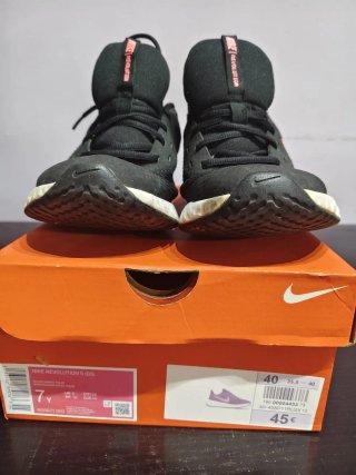 Zapatillas Nike Revolution Negras y Rosas