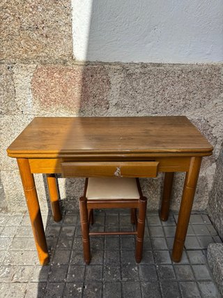 Mesa de cocina de madera con cajón