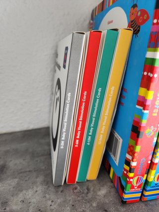 Lote de 4 cajas con fichas de estimulación visual.