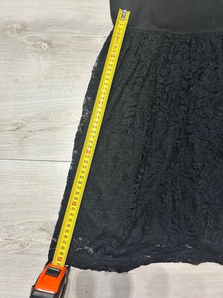 Abito corto nero con gonna in pizzo