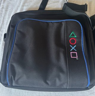 Consola Play Station 4 con 2 juegos y bolso