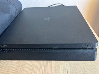 Consola Play Station 4 con 2 juegos y bolso