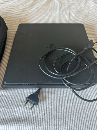 Consola Play Station 4 con 2 juegos y bolso
