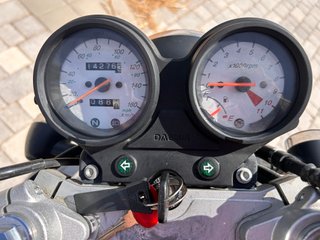 Daelim Roadwin 125 Negra con Baúl