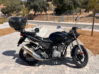 Daelim Roadwin 125 Negra con Baúl