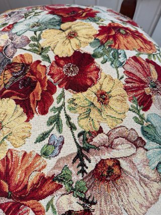 Butaca de Madera con Tapizado Floral
