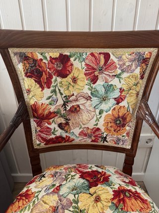 Butaca de Madera con Tapizado Floral