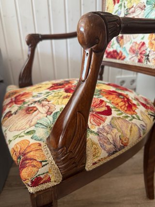 Butaca de Madera con Tapizado Floral