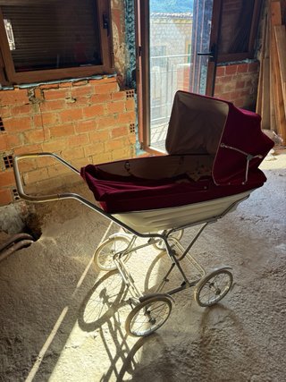 Carrito de bebé vintage rojo